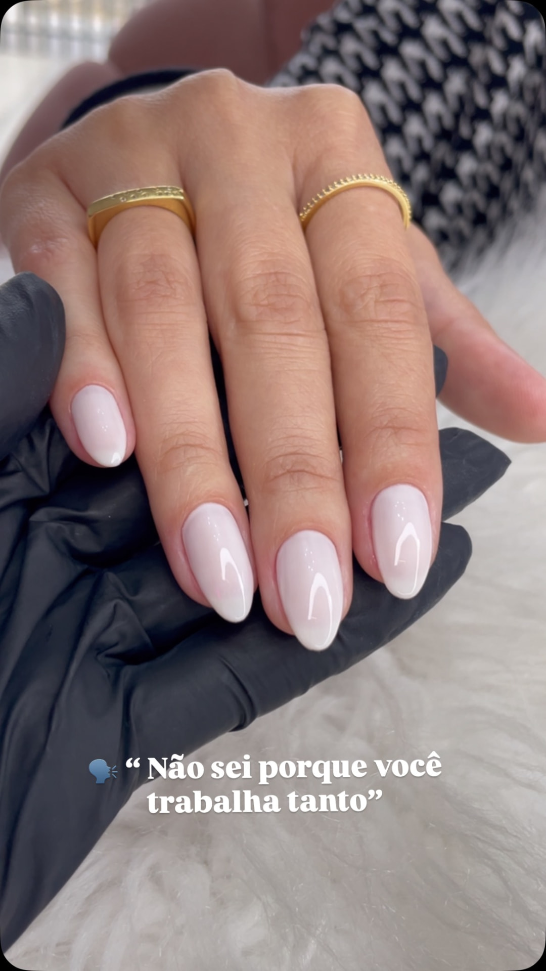 Unhas amendoadas em nude leitoso