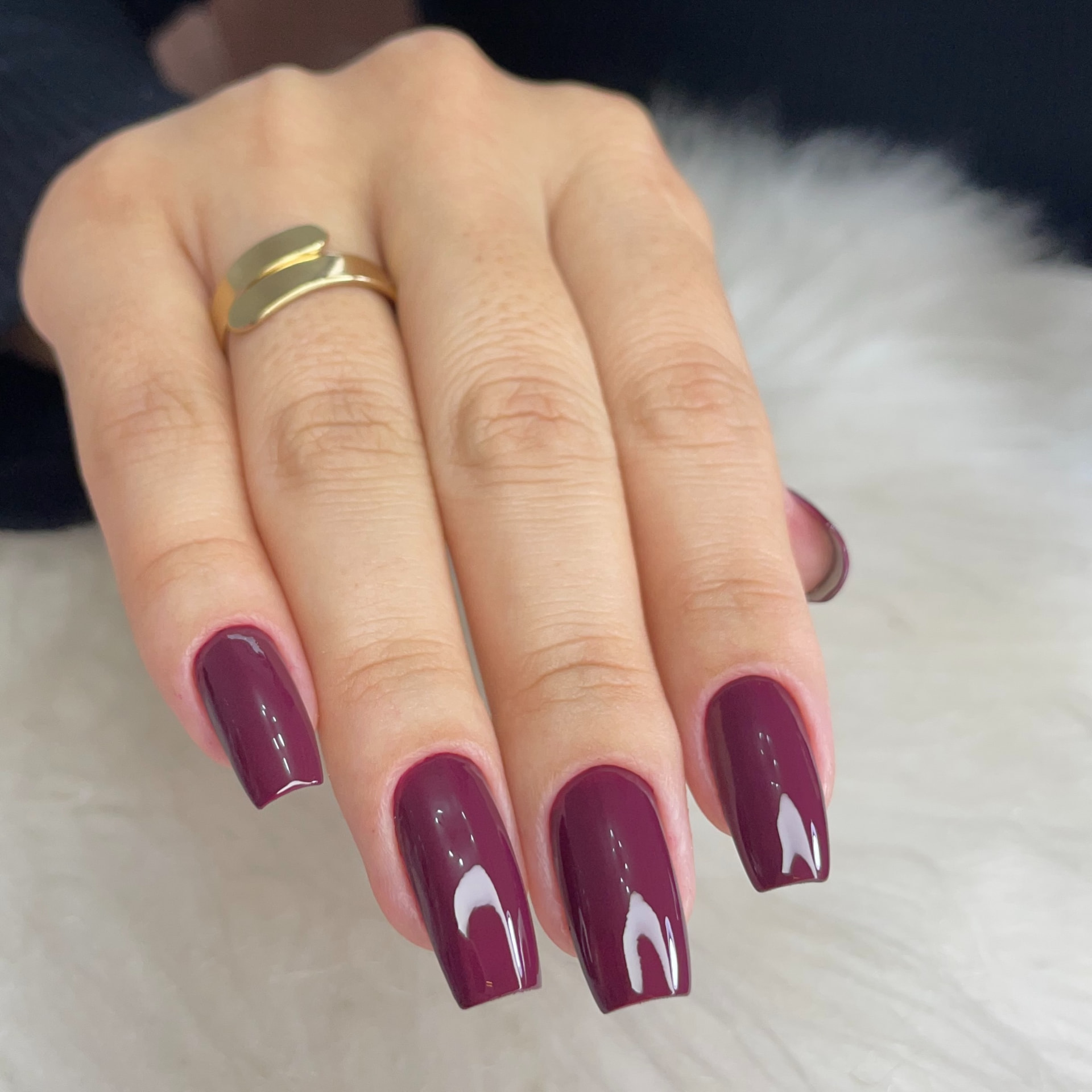 Unhas em tom vinho marsala