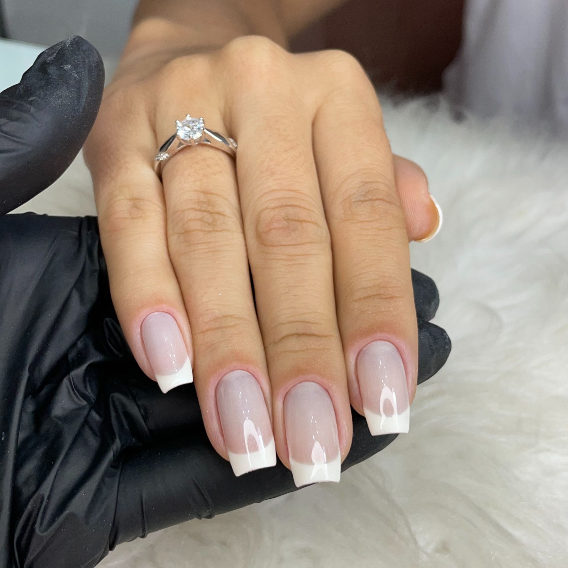 Francesinha branca em unhas quadradas