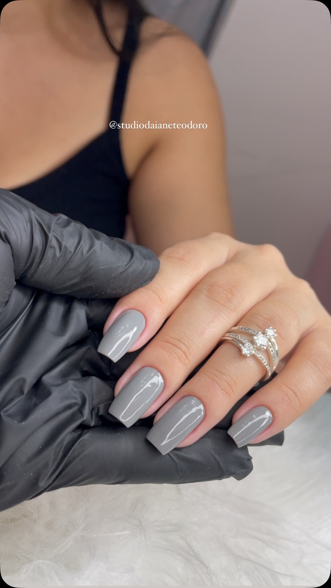 Unhas quadradas em esmalte cinza brilhante