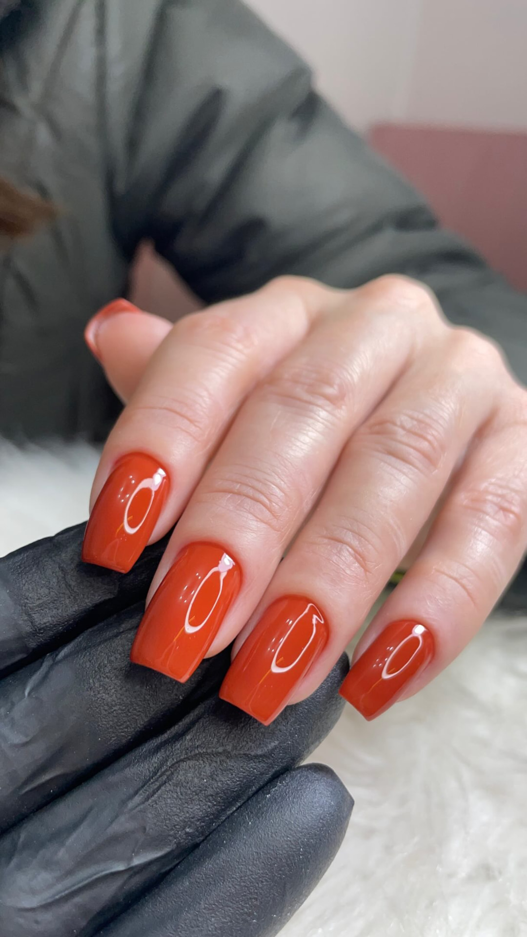 Unhas em vermelho terracota brilhante